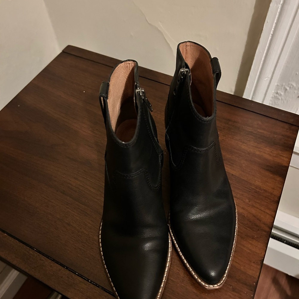 Gently Worn Woman’s Madewell -The Hailie AA216 Black Leather Ankle Boots Size 5
